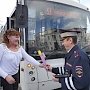 Сотрудники ОГИБДД Севастополя поздравили женщин с 8 марта