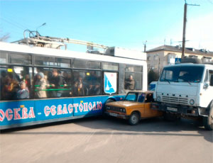 В Севастополе троллейбус столкнулся с КамАЗом