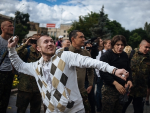 На Украине радикалы забросали яйцами генконсульство РФ и сорвали флаг