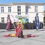 Евпаторийские артисты поздравили крымчанок с весенним праздником