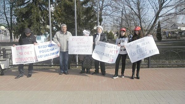 Молодые коммунисты и комсомольцы Белгородской области проводят акцию «Красные в городе» по всей области