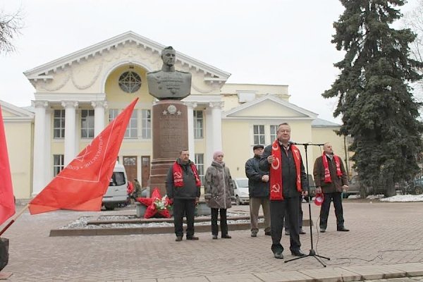 Псковская область. Великолукский ГК КПРФ провел митинг «Женщины России за социальные гарантии в стране»