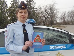 Сотрудники ГИБДД Симферопольского района провели акцию «Чтобы избежать беды – с автокреслом ты води!»