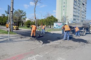 В Евпатории продолжается текущий ремонт дорог