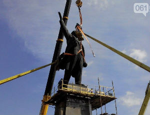 В Запорожье спиливают самого большого на Украине Ленина (ФОТО, ВИДЕО)