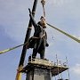 В Запорожье спиливают самого большого на Украине Ленина (ФОТО, ВИДЕО)
