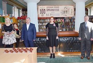 Олеся Харитоненко вручила паспорта юным евпаторийцам