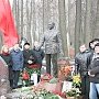 «Прожил несгибаемым, ушел непобежденным». Коммунисты почтили память Виктора Илюхина на Троекуровском кладбище в Столице России