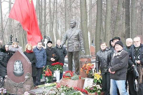 «Прожил несгибаемым, ушел непобежденным». Коммунисты почтили память Виктора Илюхина на Троекуровском кладбище в Столице России