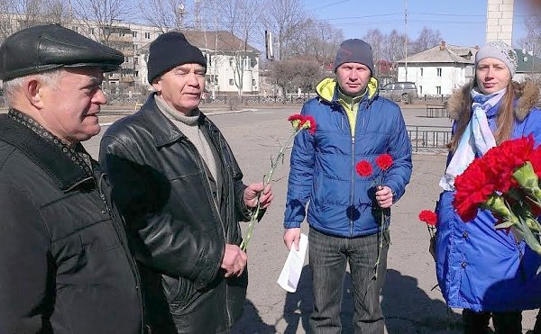 Приморский край. Коммунисты города Артёма возложили цветы к памятнику революционеру Ф.А. Сергееву (Артёму)