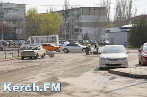 В Керчи на автовокзале снимают асфальт