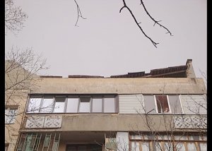 В Симферополе обрушилась часть кровли жилого дома