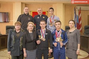 Спортсменам керченской команды «ДЮКФП» вручили кубки