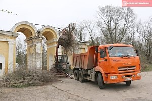 В Керчи начали уборку Приморского парка