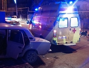 В Ночное Время в Крыму «Жигули» врезались в стену: двух молодых людей вырезали из покореженного авто (Фото)