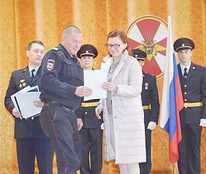 Глава города поздравила служащих внутренних войск с праздником