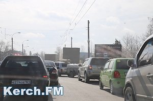 В Керчи в центре из-за брошенного прицепа затрудненно движение