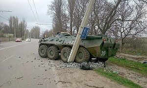 На крымской трассе БТР врезался в столб