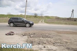 В Керчи третий месяц не могут заасфальтировать опасную яму