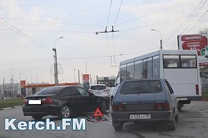 В Керчи на Ворошилова авария, движение затрудненно