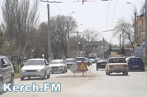 В Керчи люки на улице Свердлова сровняют с новым асфальтом