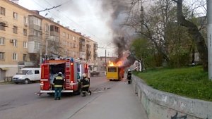 В центре Севастополя загорелся автобус