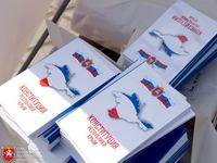 Мининформ РК провел акцию по раздаче бесплатных экземпляров Конституции Крыма