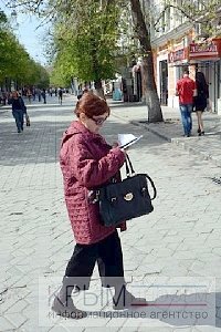 Мининформ Крыма бесплатно раздал около 3 тыс экземпляров Конституции республики