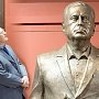 В Столице России открыли трехметровый памятник Жириновскому