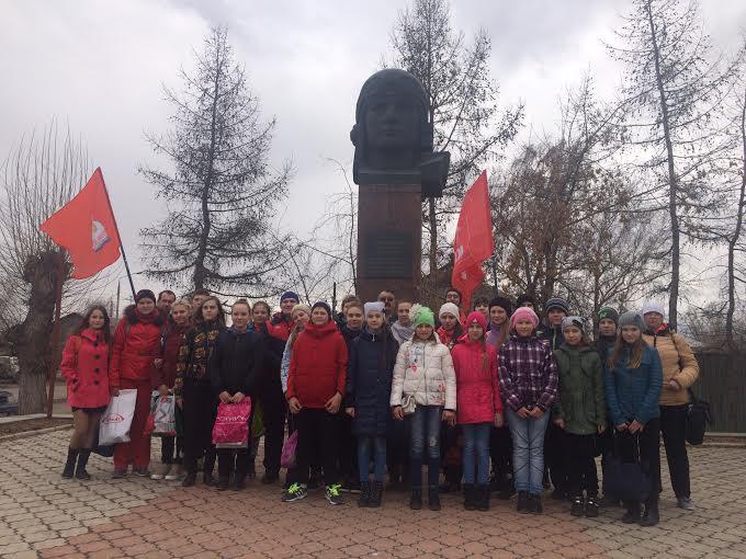 Погода в березовке красноярского края. Памятник Олейникову в Березовке Красноярского края. Памятники в Березовке Красноярского края. Статуя в Березовке Красноярского края. Поселок Березовка Обелиск.