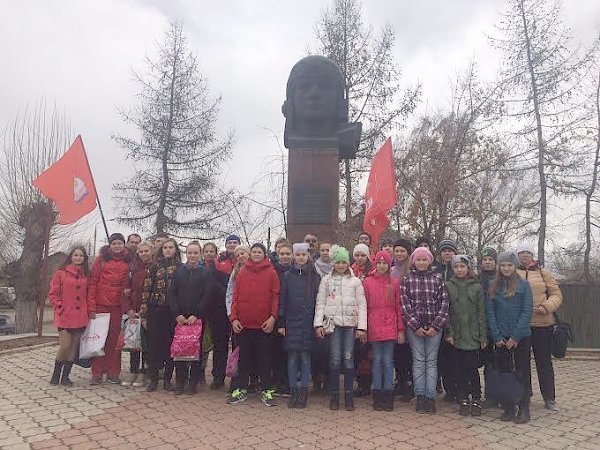 Красноярский край. В честь Дня космонавтики коммунисты возложили цветы к памятнику герою Советского Союза В.С. Олейникову в поселке Березовка