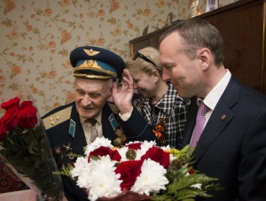 Константин Бахарев поздравил керченского ветерана с Днем освобождения города