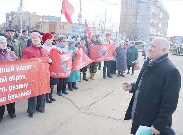 Кировские коммунисты отметили День космонавтики акцией протеста