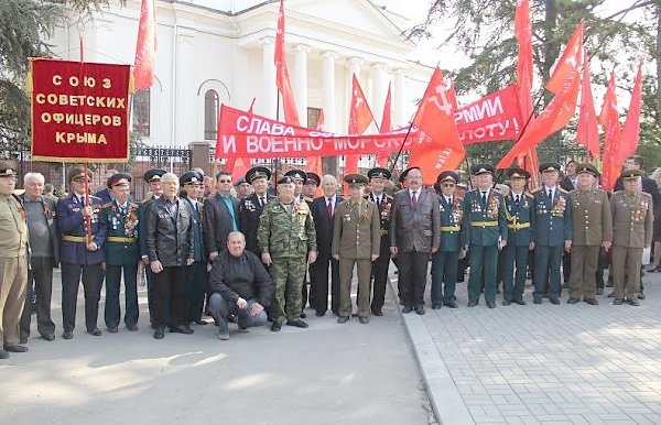 Коммунисты приняли участие в торжественных мероприятиях, посвященных 72-й годовщине освобождения Крыма от немецко-фашистских захватчиков