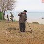 В Керчи коммунальщики благоустраивают пляж «Утинка»