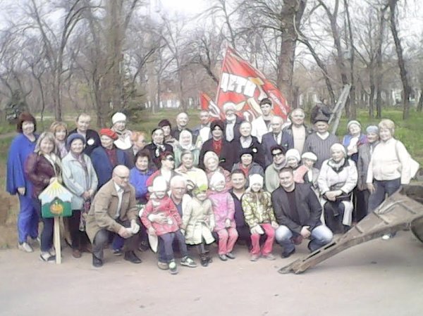 Волгоградская область. В Центральном парке культуры и отдыха города Волжского сегодня была высажена Аллея "Детей войны"