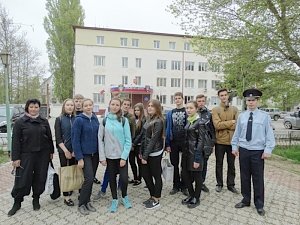 Школьники побывали в гостях у сакских полицейских