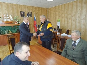 Руководитель отдела МВД России по Симферопольскому району вручил ветеранам ОВД памятные медали