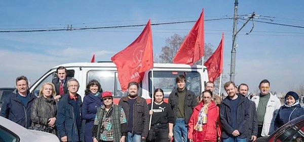 «Космическому подвигу – да!». Автопробег КПРФ в Москве