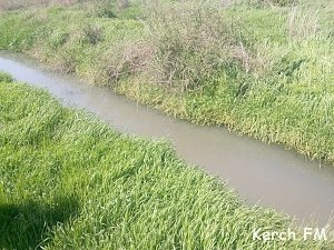 В Керчи канализация продолжает стекать в море