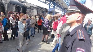 Севастопольские полицейские обеспечили охрану порядка во время прибытия «Поезда Победы» (видео)