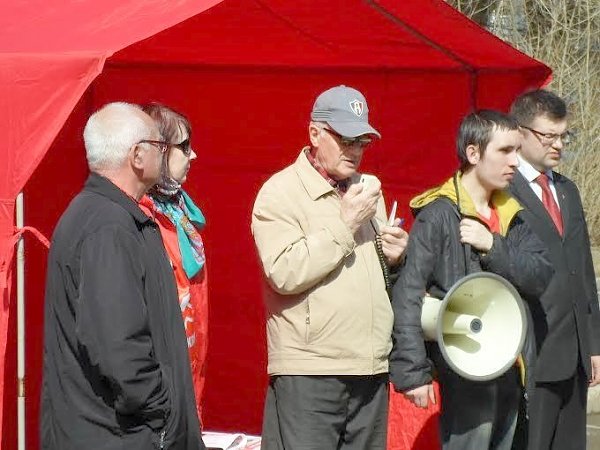 Коммунисты и комсомольцы Перми провели акцию протеста на улице Вижайской