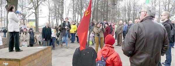 Ленинградская область. Депутат-коммунист Николай Кузьмин принял участие в митинге против незаконной приватизации лесного фонда