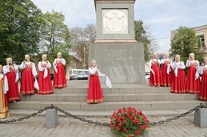 В Симферополе в день 233-ей годовщины присоединения Крыма к Российской империи власть возлагала цветы к оскверненному Долгоруковскому обелиску