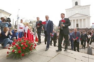 В Симферополе в день 233-ей годовщины присоединения Крыма к Российской империи власть возлагала цветы к оскверненному Долгоруковскому обелиску