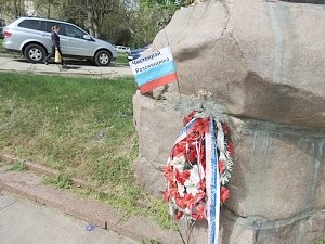 В Симферополе в день 233-ей годовщины присоединения Крыма к Российской империи власть возлагала цветы к оскверненному Долгоруковскому обелиску