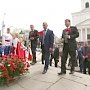 В Симферополе в день 233-ей годовщины присоединения Крыма к Российской империи власть возлагала цветы к оскверненному Долгоруковскому обелиску