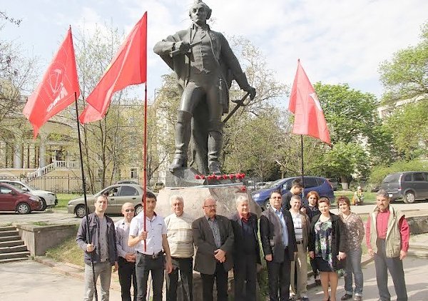 Республика Крым. Коммунисты Симферополя возложили цветы к памятнику А.В. Суворову и к Долгоруковскому обелиску