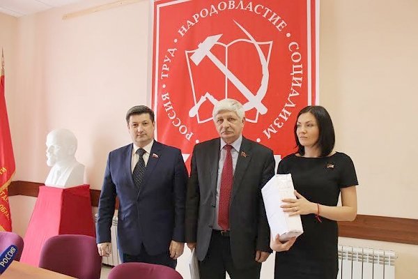 Депутаты-коммунисты Белгородской области передали более 11 000 подписей против проводимой «оптимизации» в сфере здравоохранения губернатору области