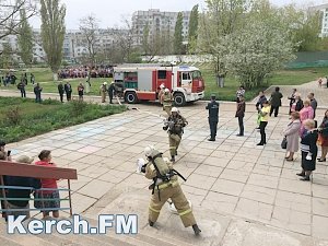 В Керченской школе 23 ликвидировали пожар и спасали потерпевших